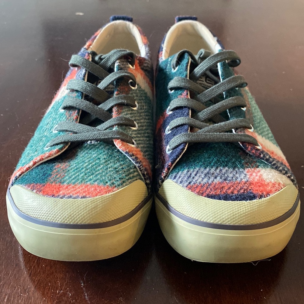 Keen Women’s Elsa wool fleece Sneaker size 9. Like new. Worn once.